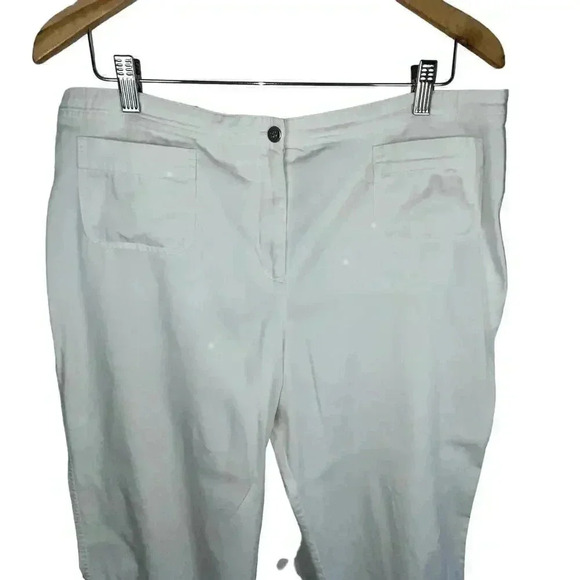 CHICOS Women’s White Casual Cotton Blend Capri Pants 2 - Picture 3 of 5